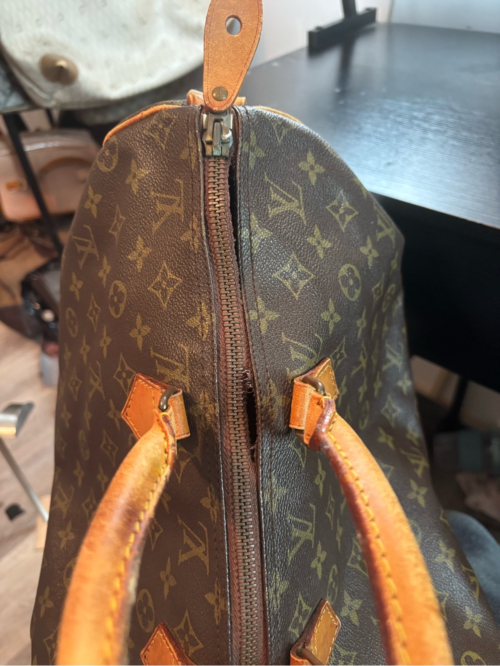 Authentic Louis Vuitton Monogram Speedy 40 – Good Condition w/ Lock & Key - Picture 16 of 16